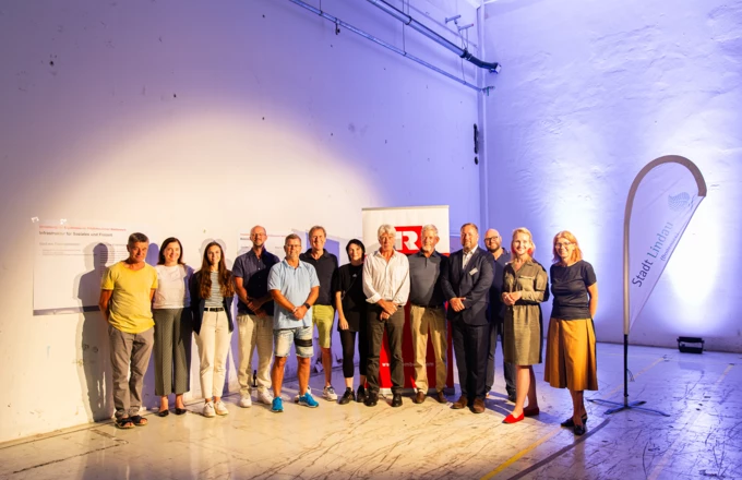 Eine große Gemeinschaft: Vertreter der Bürgerschaft, der Verwaltung und der Politik Lindaus sowie von Vorhabenträger Rhomberg Bau feierten gemeinsam den Abschluss der Beteiligungsprozesses „Zechwald-Areal“. Bild: Rhomberg Bau Eine große Gemeinschaft: Vertreter der Bürgerschaft, der Verwaltung und der Politik Lindaus sowie von Vorhabenträger Rhomberg Bau feierten gemeinsam den Abschluss der Beteiligungsprozesses „Zechwald-Areal“. Bild: Rhomberg Bau